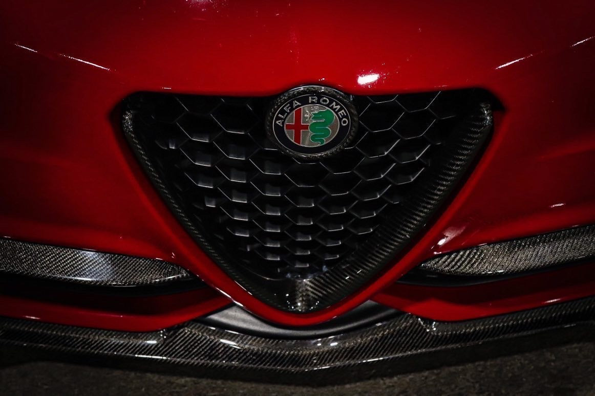 Alfa Romeo Giulia Carbon Fiber V-Grill