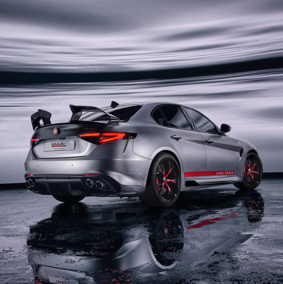 Alfa Romeo Giulia Carbon Fiber Luna Rosso Style Spoiler